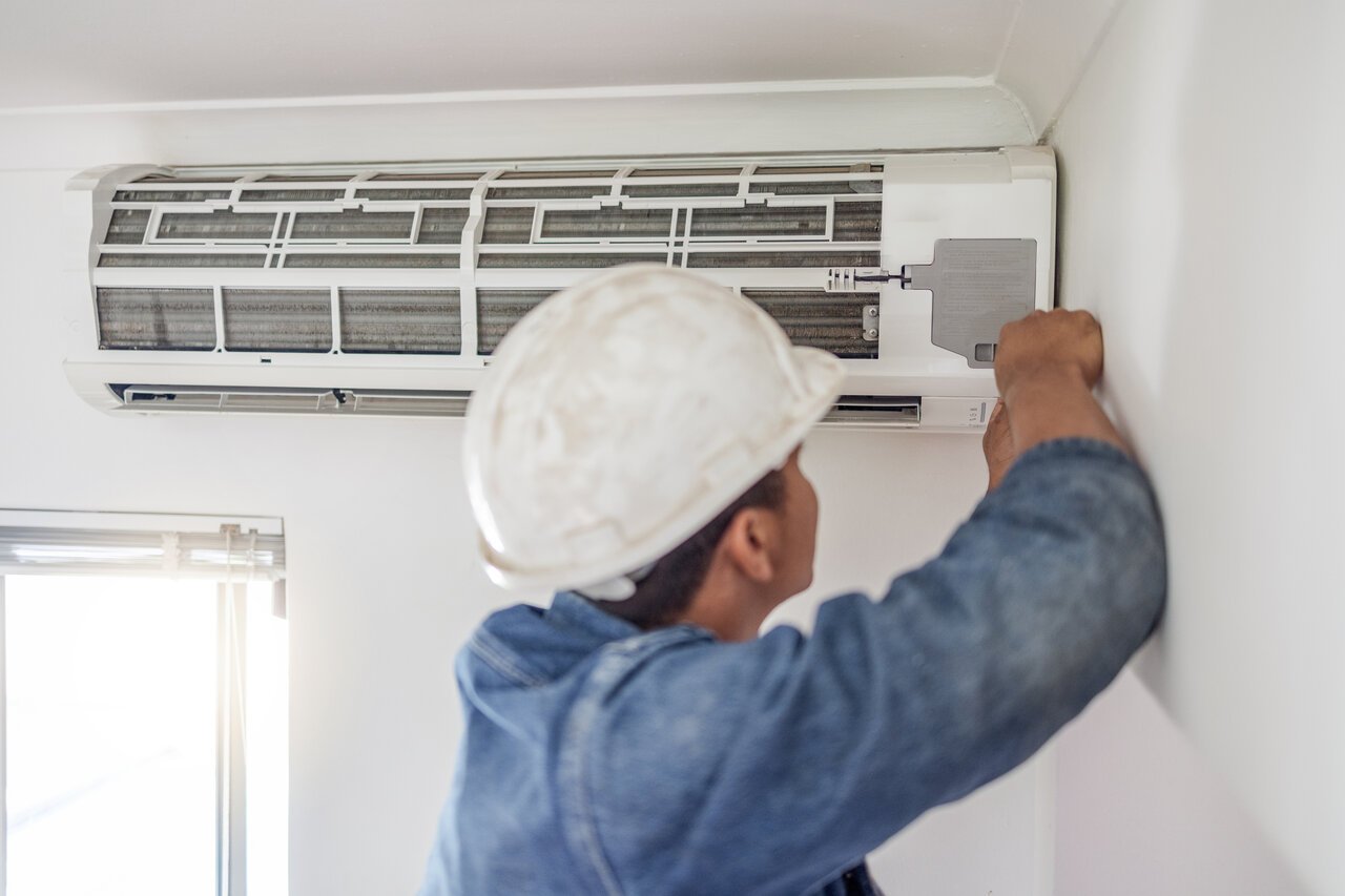 rsz_air-conditioner-ac-repair-and-building-hvac-maint-2023-11-27-05-11-49-utc rsz_air-conditioner-ac-repair-and-building-hvac-maint-2023-11-27-05-11-49-utc